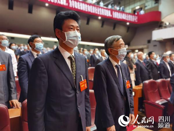 闭幕会实到委员828名，符合法定人数。王洪江摄